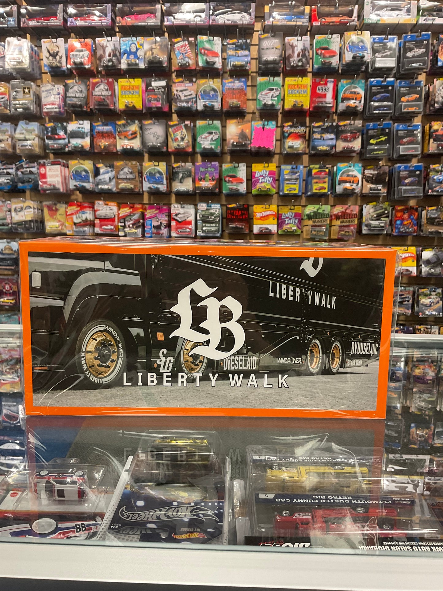 G.C.D. 302 1:64 LB-Trucks Mitsubishi Fuso Super Great Black