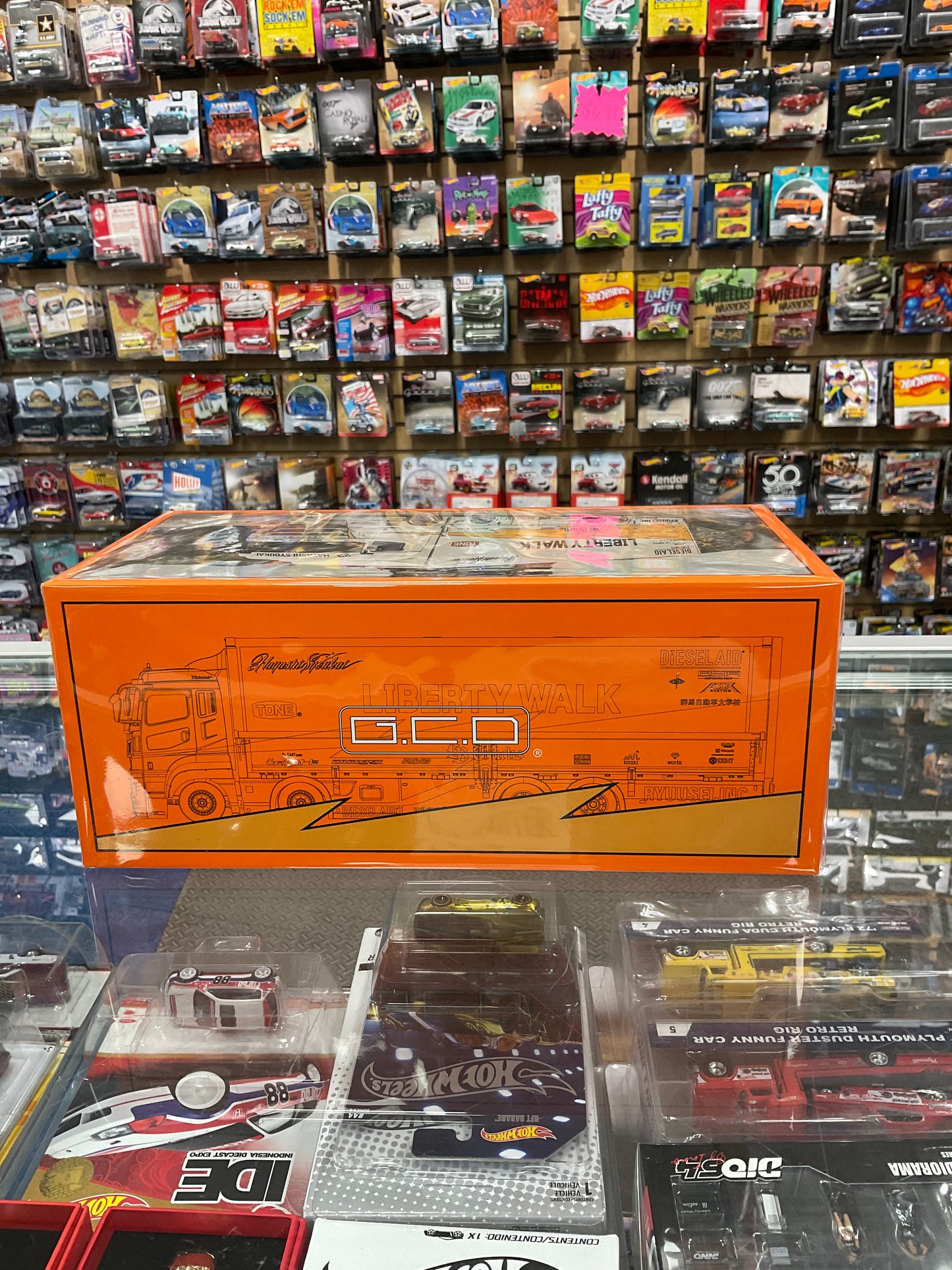 G.C.D. 300 1:64 LB-Trucks Mitsubishi Fuso Super Great Lightning