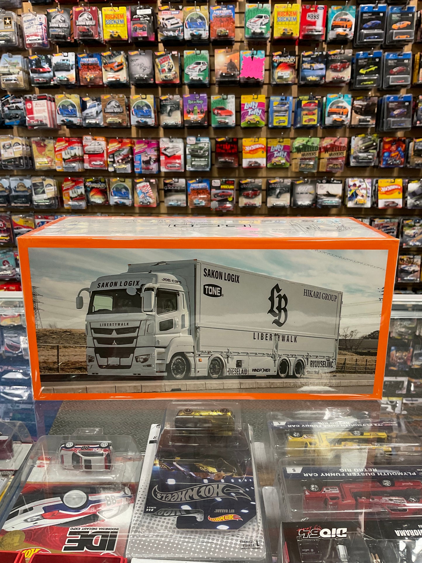 G.C.D. 301 1:64 LB-Trucks Mitsubishi Fuso Super Great White