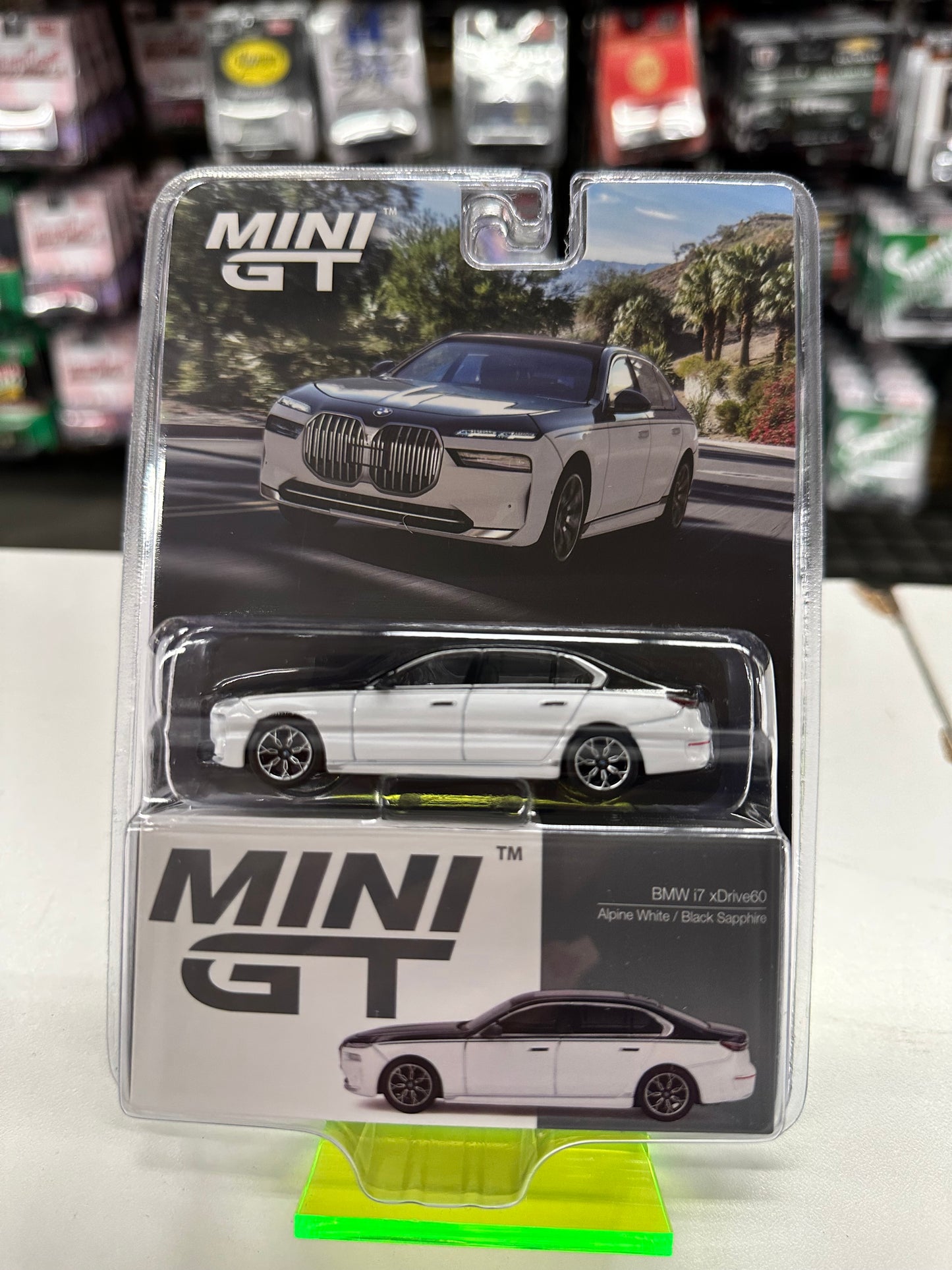 Mini GT 959 BMW i7 xDrive60 Alpine White/Black Sapphire
