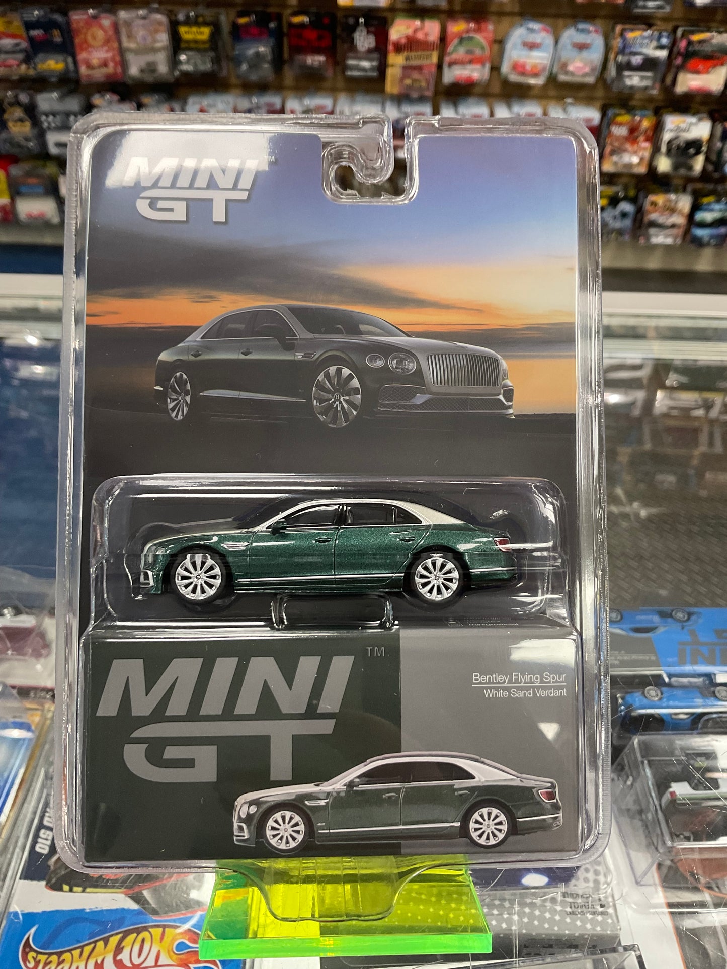 MiniGT 867 Bentley Flying Spur White Sand Verdant