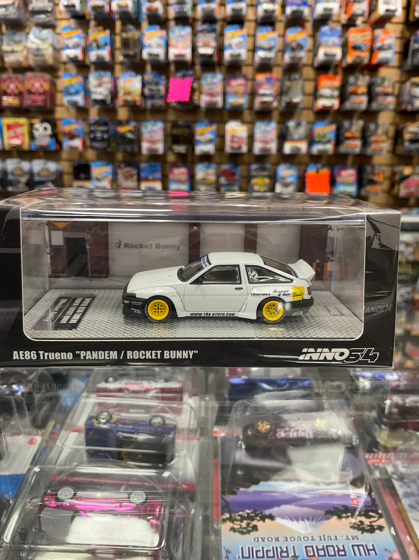 Inno64 Toyota Corolla AE86 Trueno Pandem Rocket Bunny White