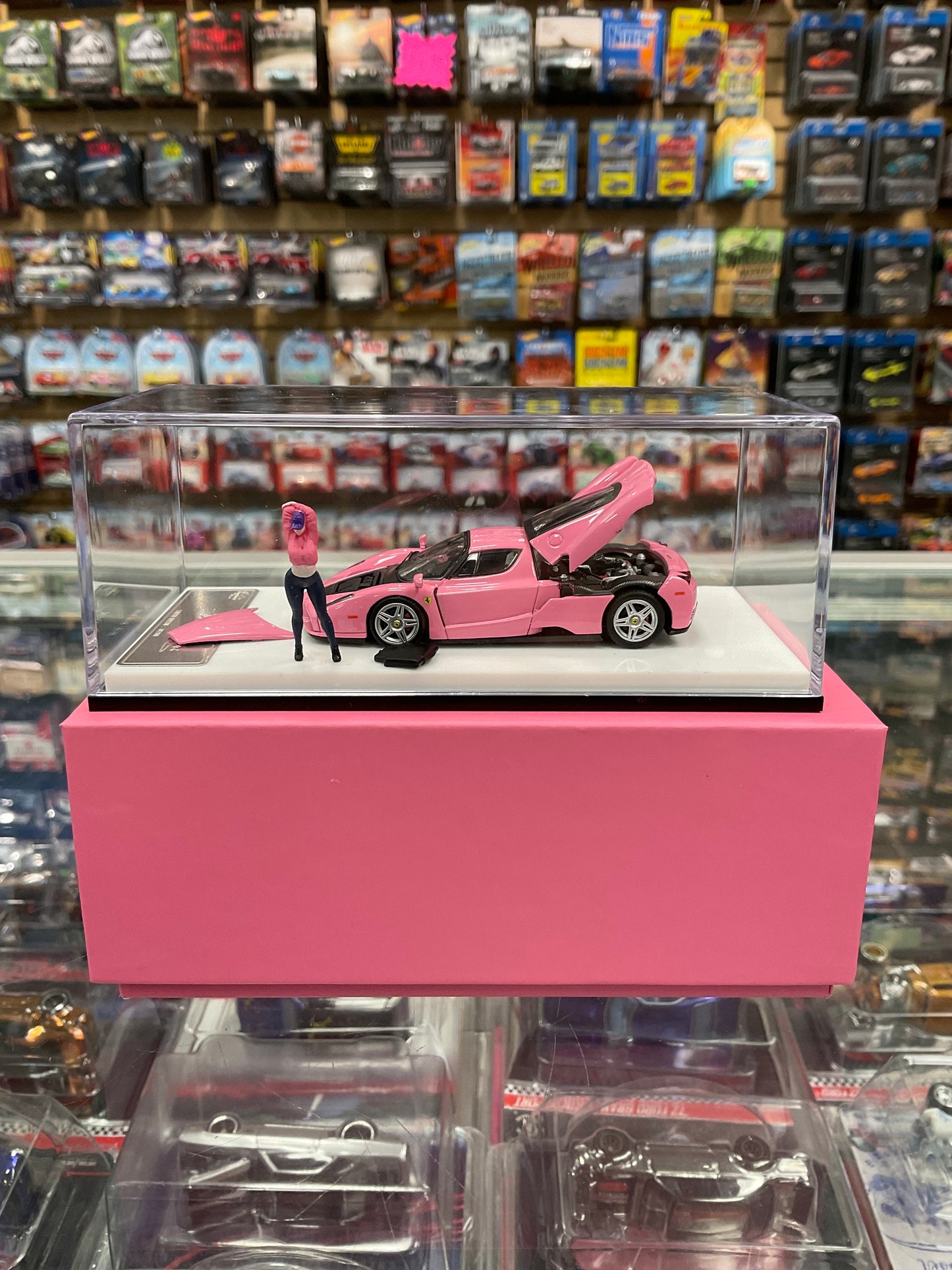 KingModel 1:65 pink Enzo Ferrari with figure