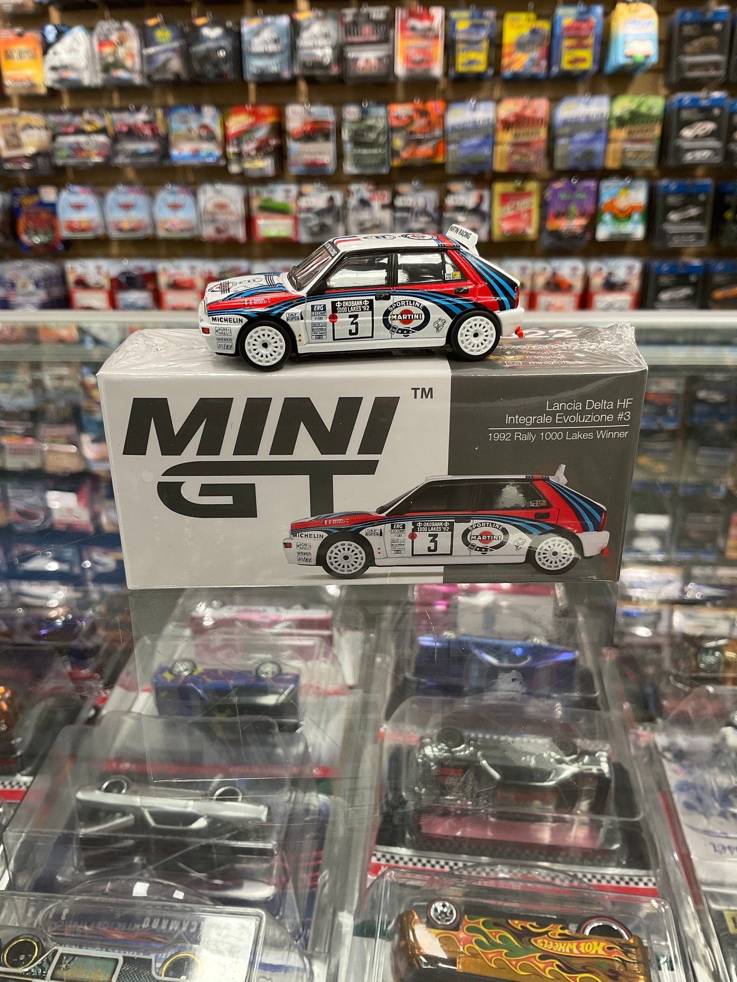 MiniGT 322 International Box Lancia Delta HF Integrale Evolution #3 1992 Rally 1000 Lakes Winner