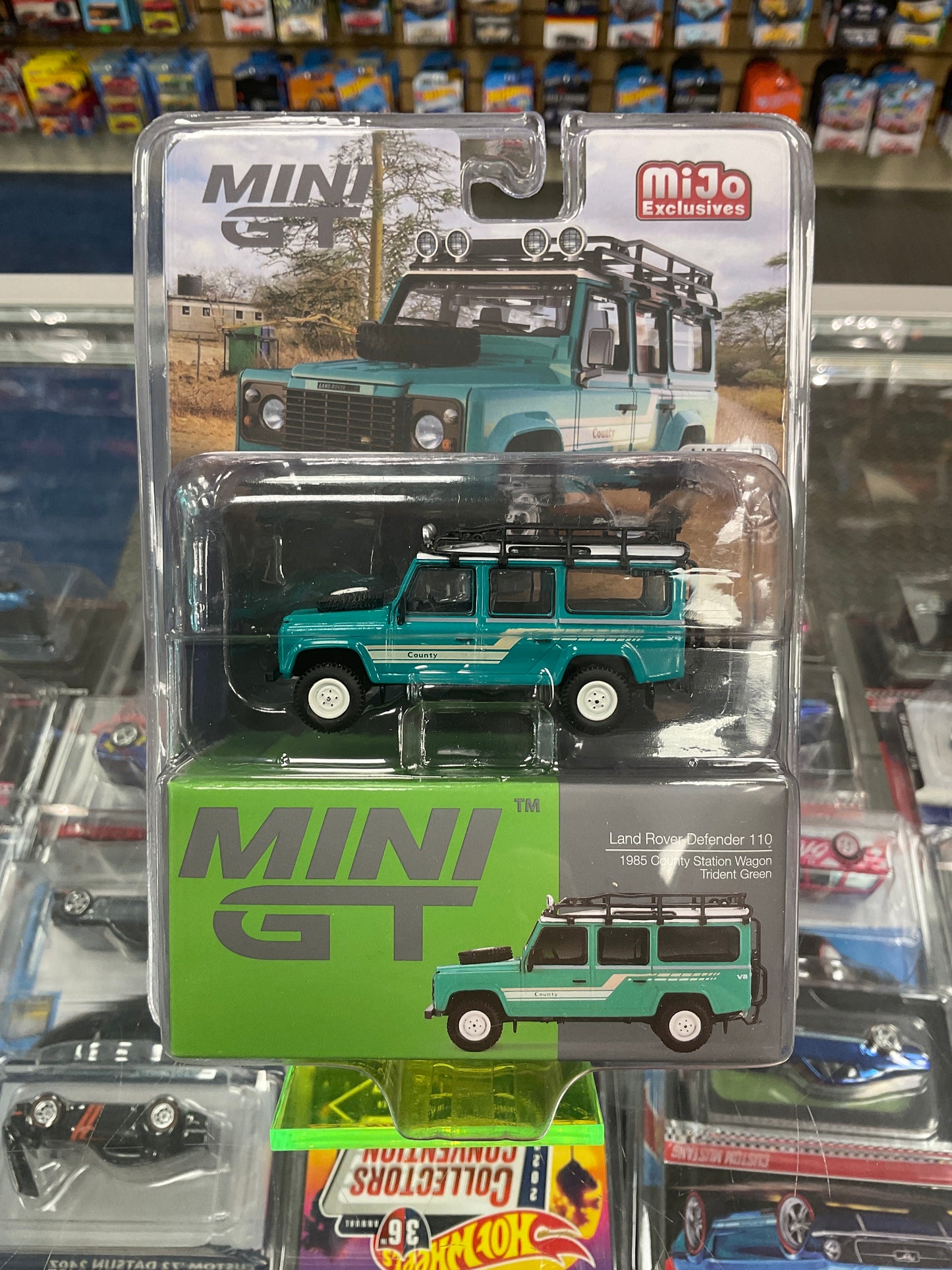 MiniGT 590 Land Rover Defender 110 1985 Country Station Wagon Trident Green
