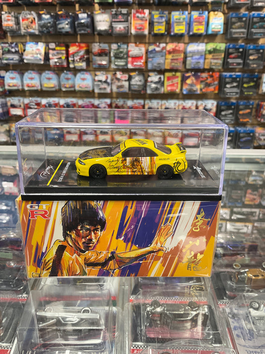 Inno64 Bruce Lee Nissan Skyline GT-R R33 Yellow/Black