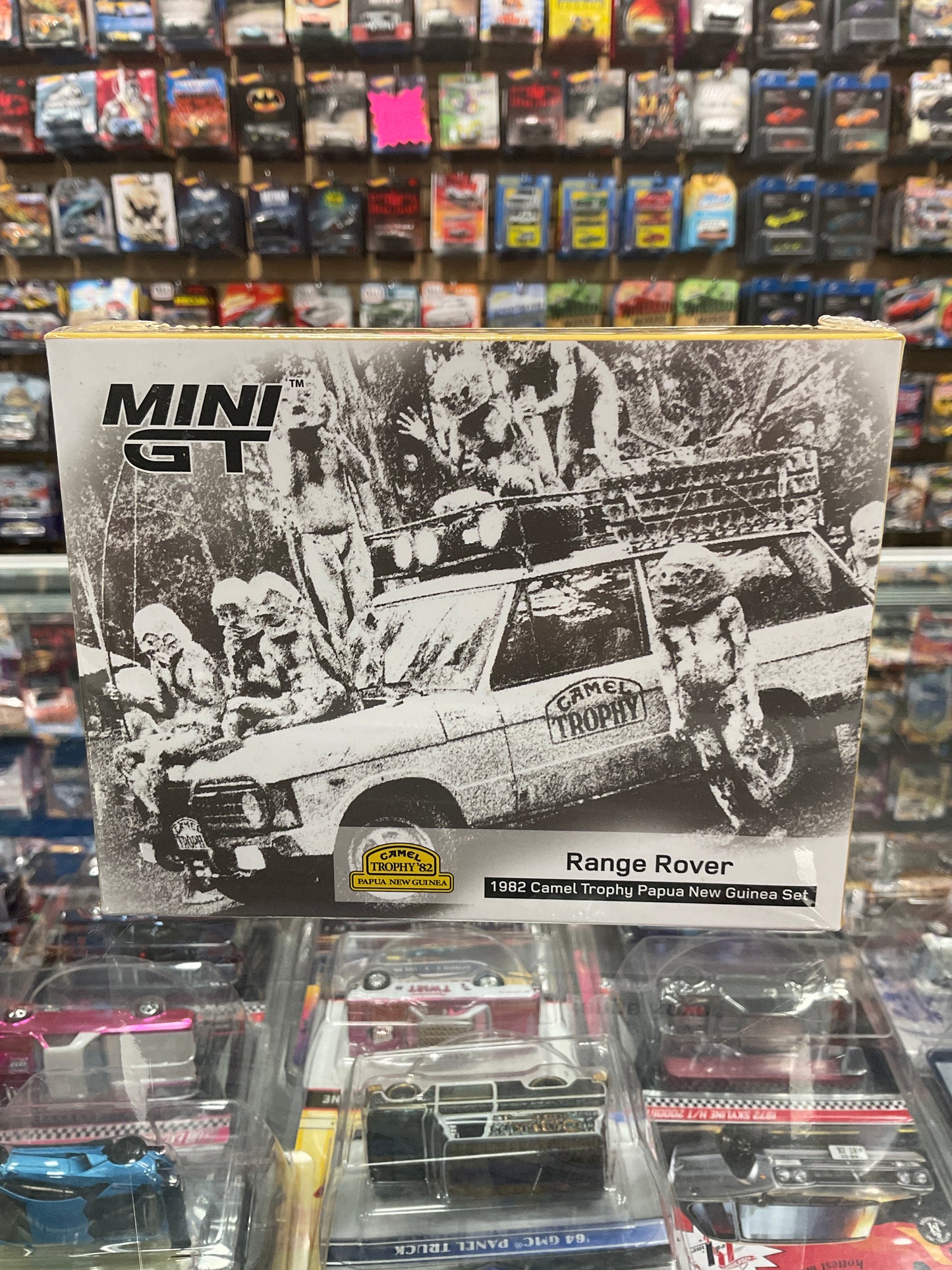 MiniGT 510 AC23 Range Rover 1982 Camel Trophy Papua New Guinea Set
