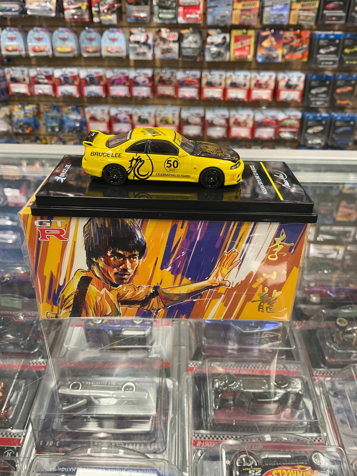 Inno64 Bruce Lee Nissan Skyline GT-R R33 Yellow/Black