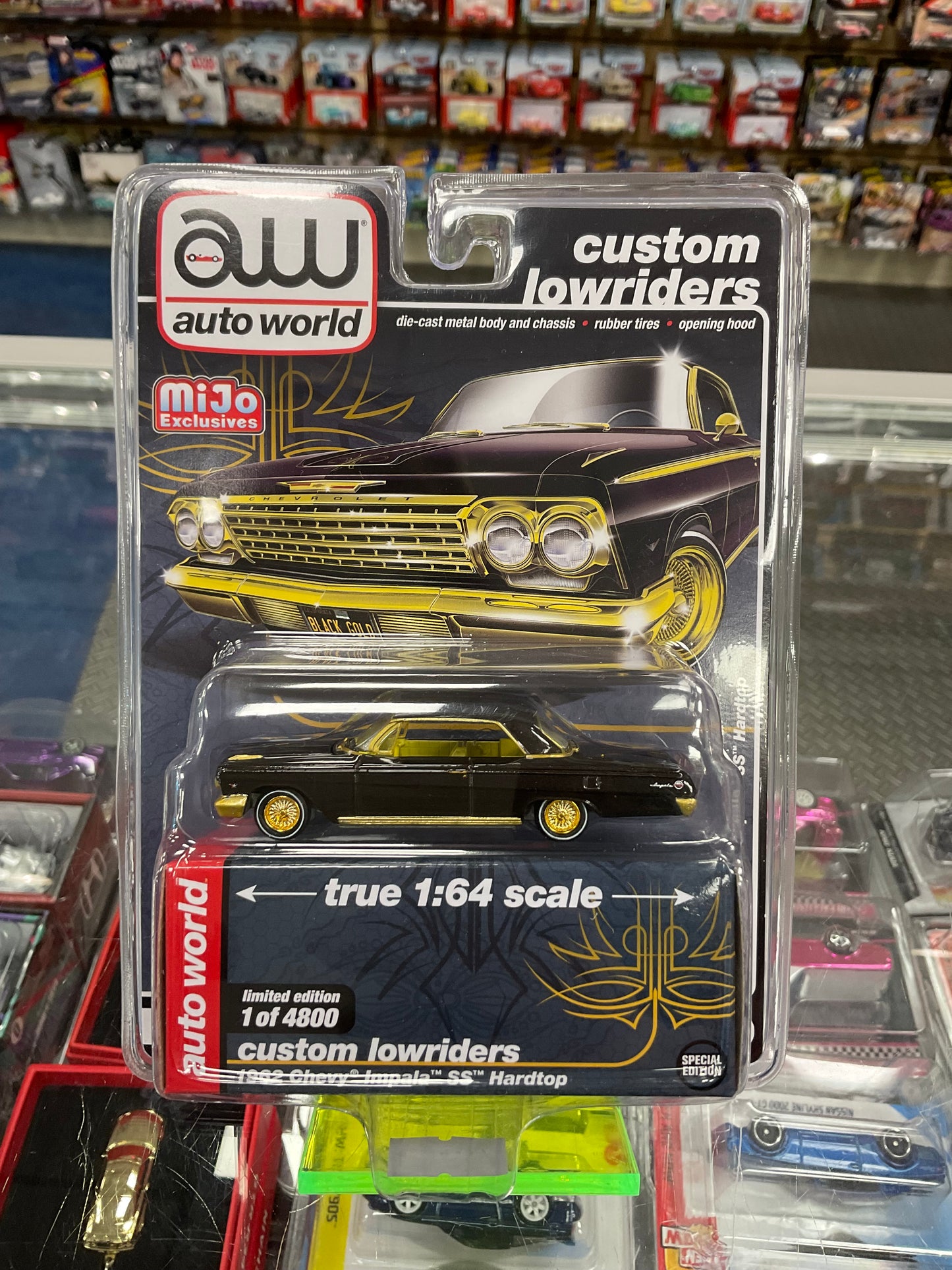 Auto World Custom Lowriders 1962 Chevy Impala SS Hardtop Black/Gold