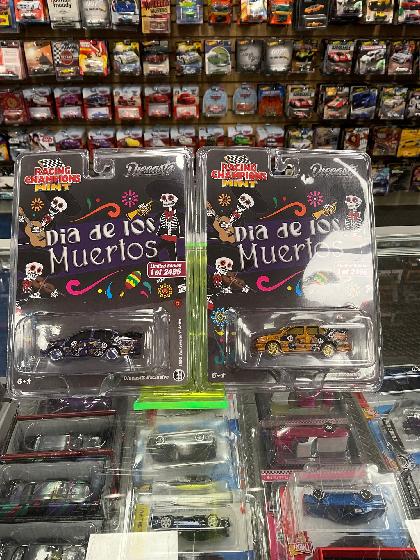 Racing Champions Diecastz Exclusive Mint Dia de Los Muertos 1995 Volkswagen Jetta-Z Chase and Regular
