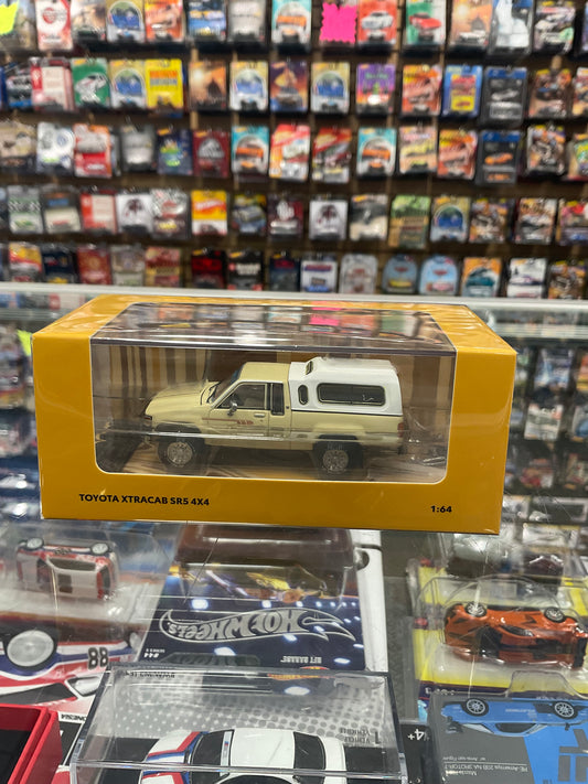 DiecastTalk Exclusive Toyota Xtracab SR5 4x4 Beige