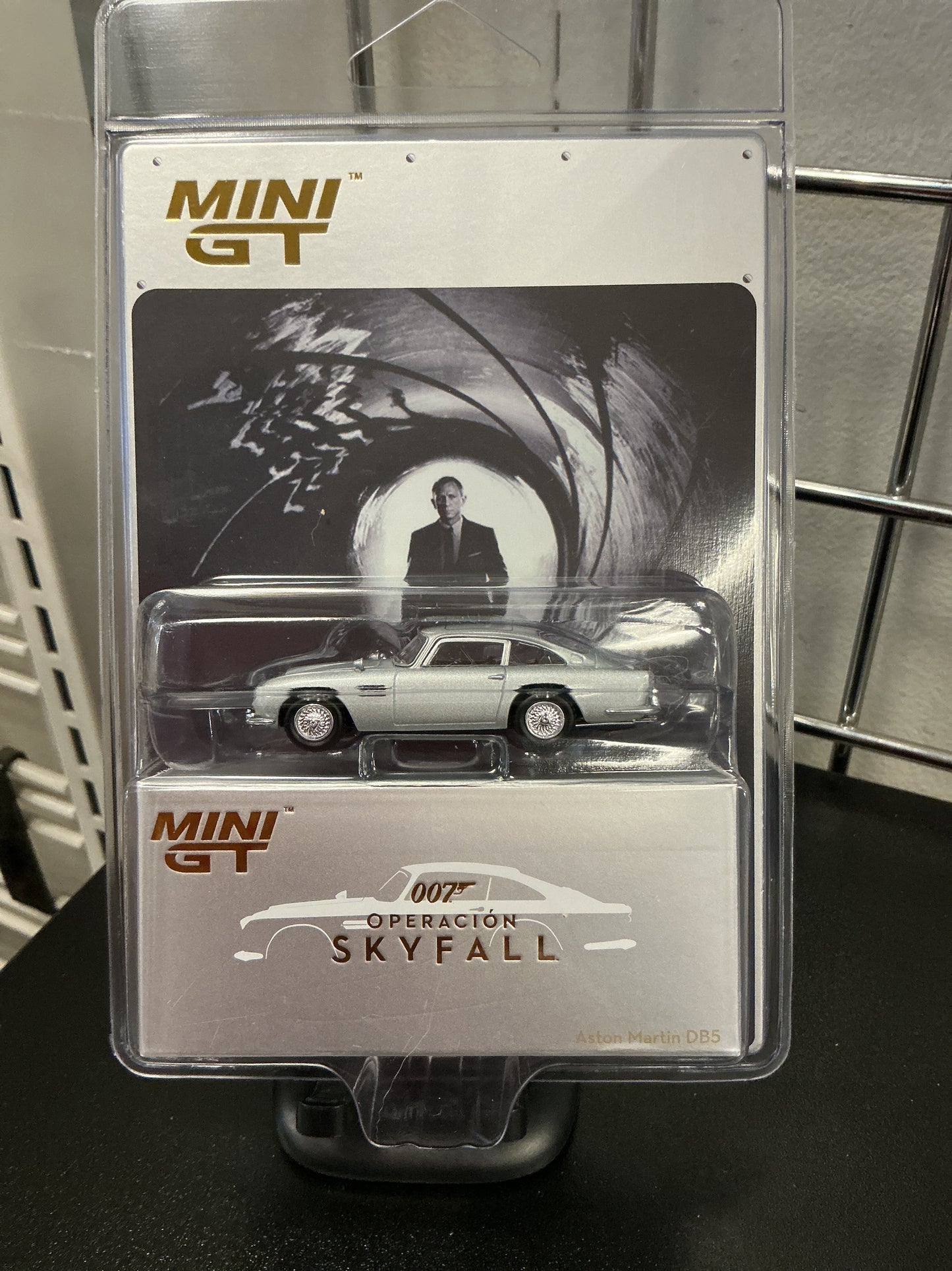Mini GT 913s OPERACION SKYFALL ASTON MARTIN DB5