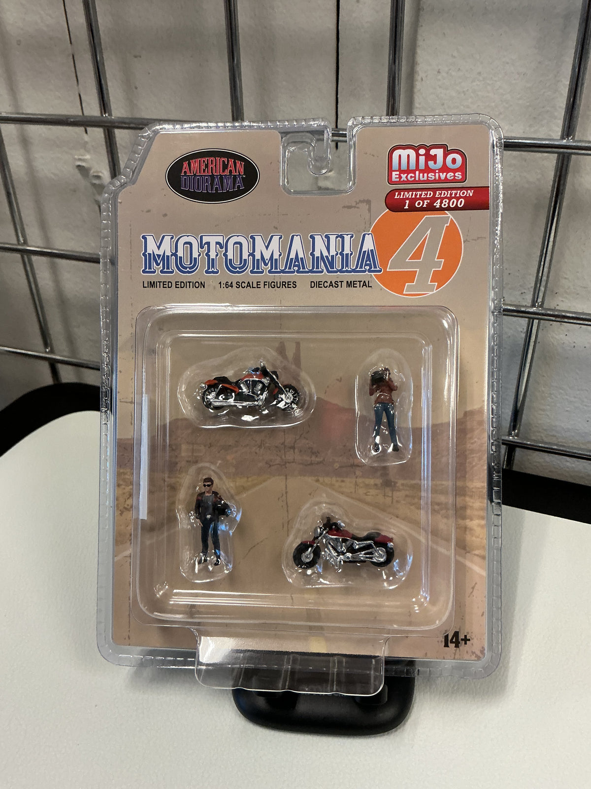 American Diorama Motomania 4 Figure & Cruiser Bike Set 76504