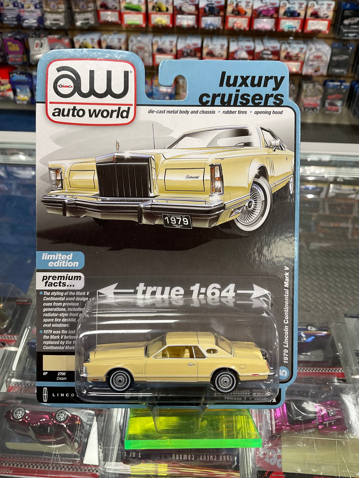 Auto World Luxury Cruisers 1979 Lincoln Continental Mark V Cream