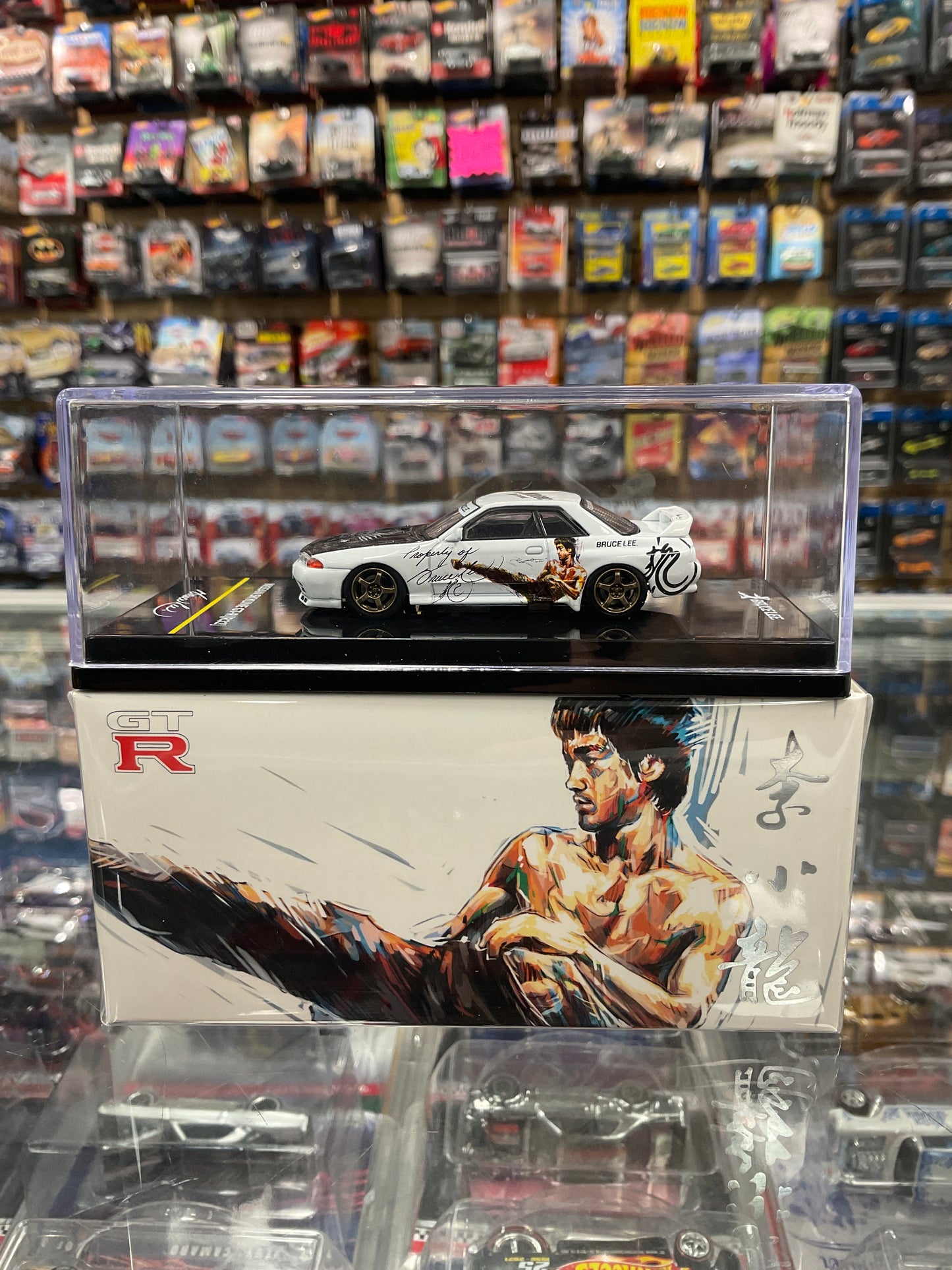 Inno64 Bruce Lee Nissan Skyline GT-R R32 White/Black – Diecastz