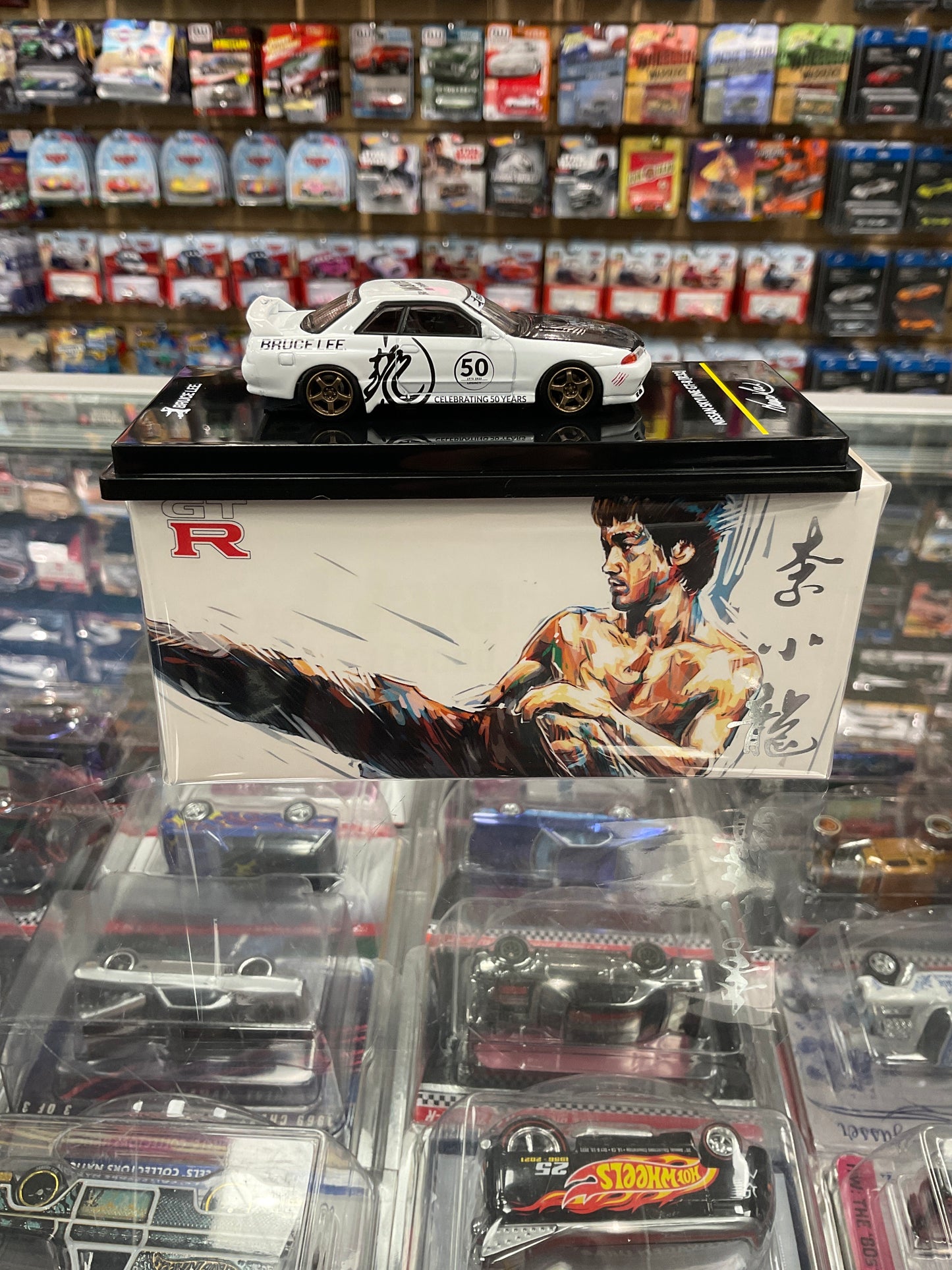 Inno64 Bruce Lee Nissan Skyline GT-R R32 White/Black