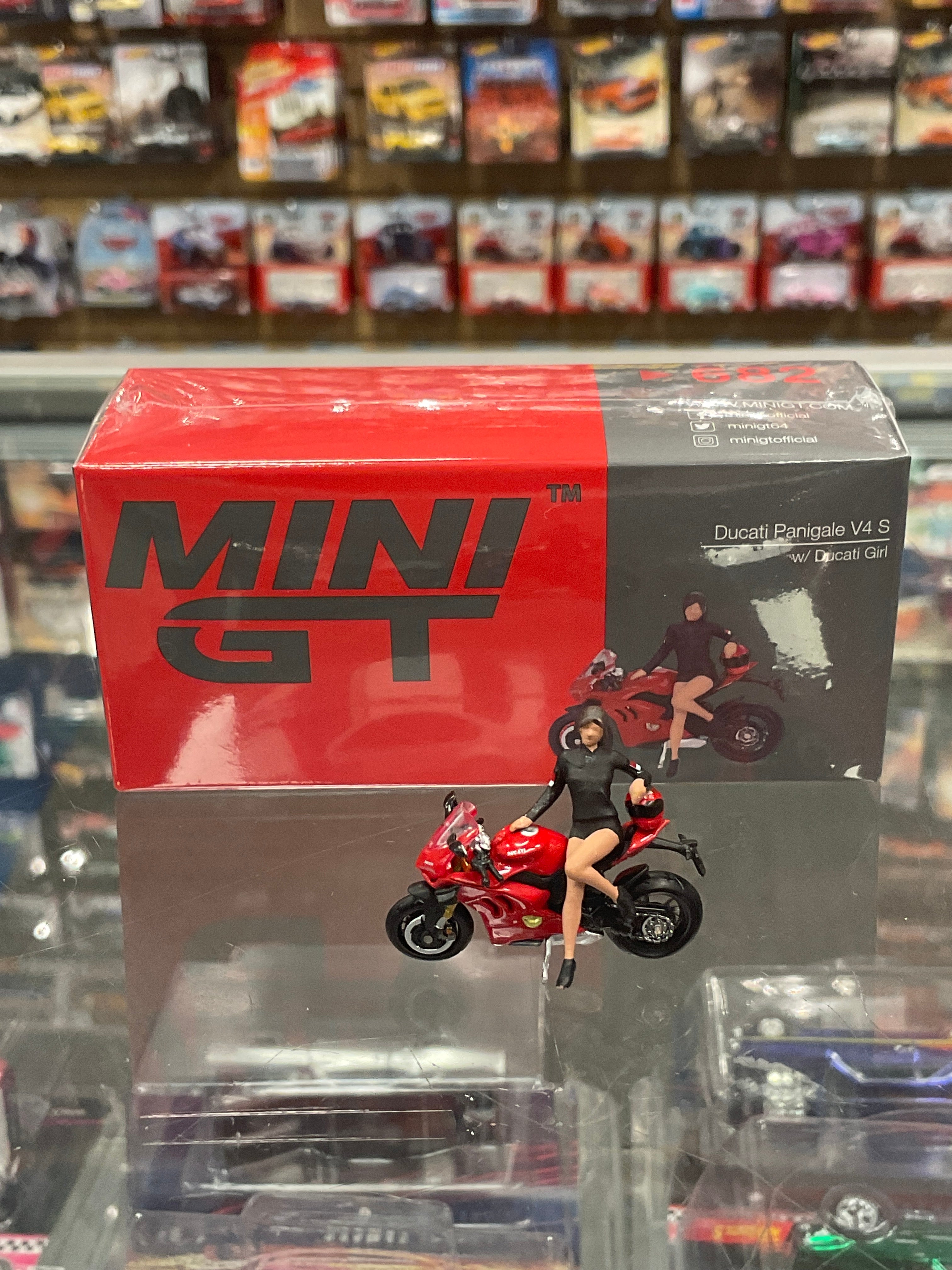 Mini GT 682 Ducati Panigale V4 S W/ Ducati Girl – Diecastz