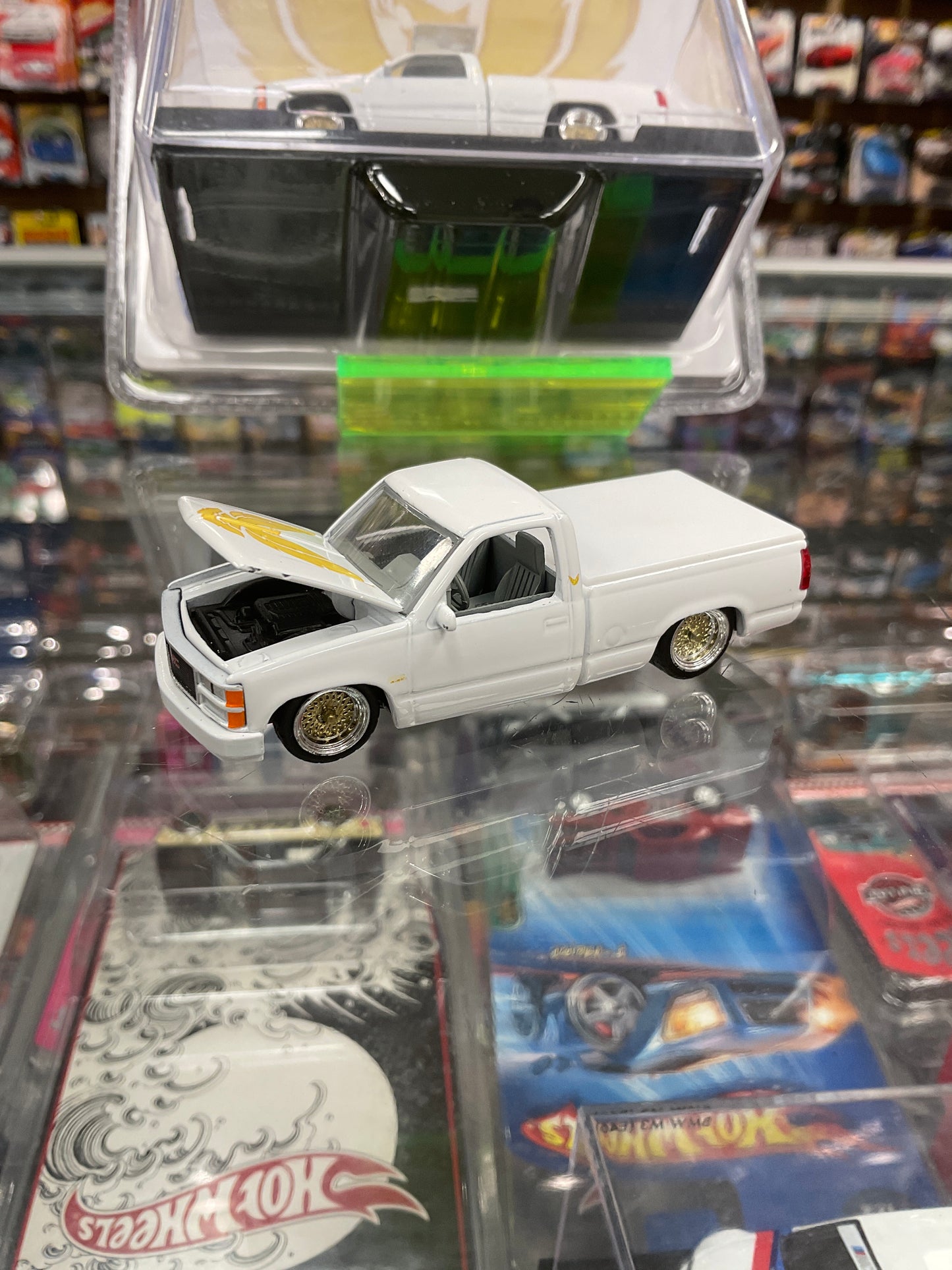 M2 Machines 1988 GMC Sierra 1500 HS52 White/Gold